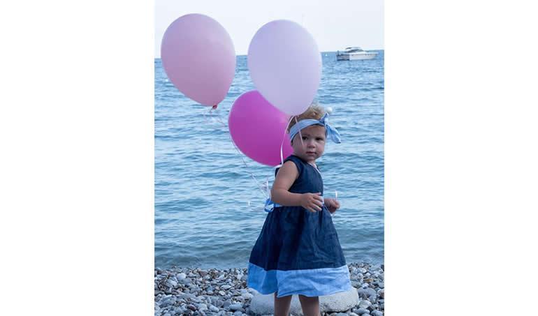 bambina con palloncini