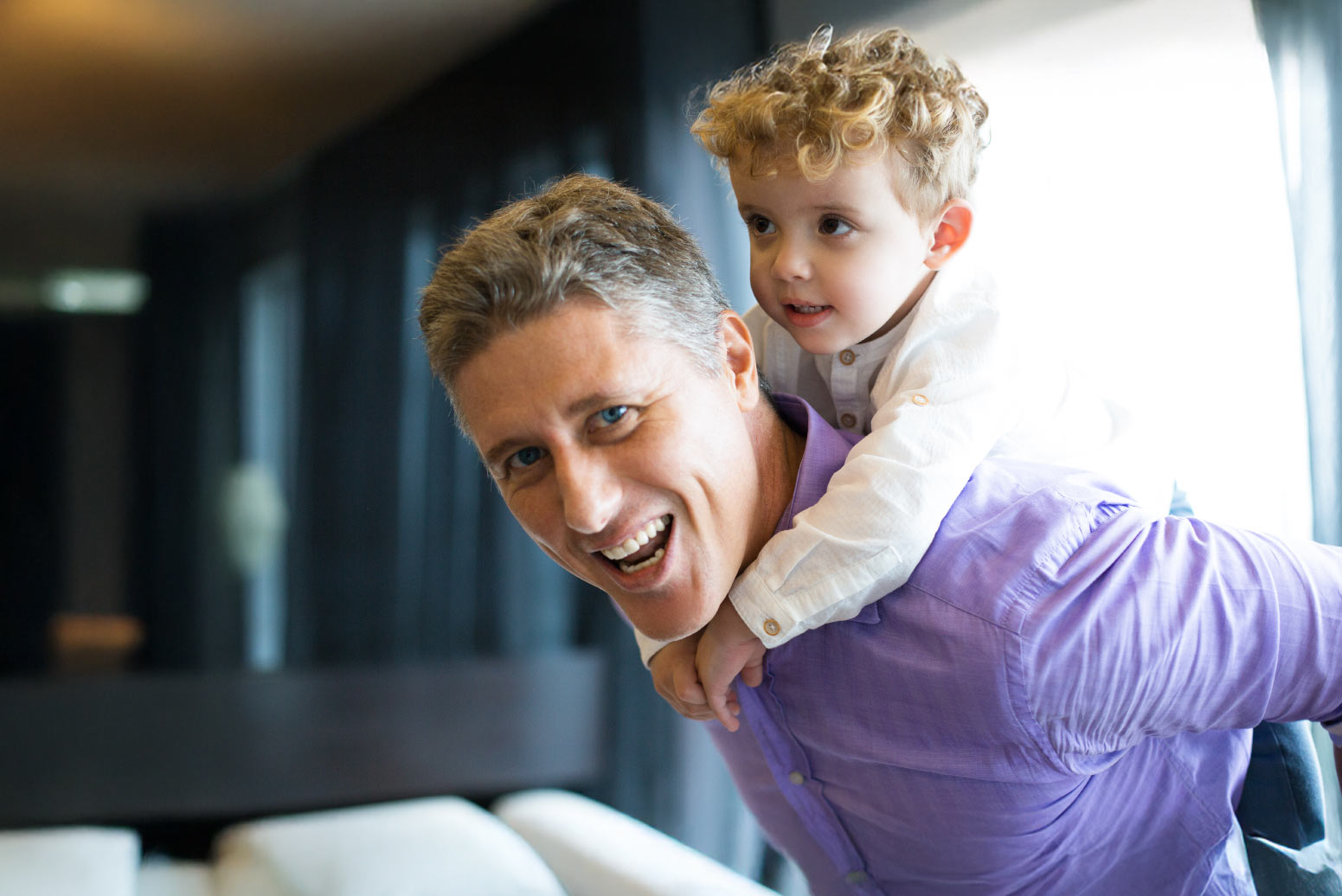 Uomo che adotta uno stile di vita sano per preservare la fertilità